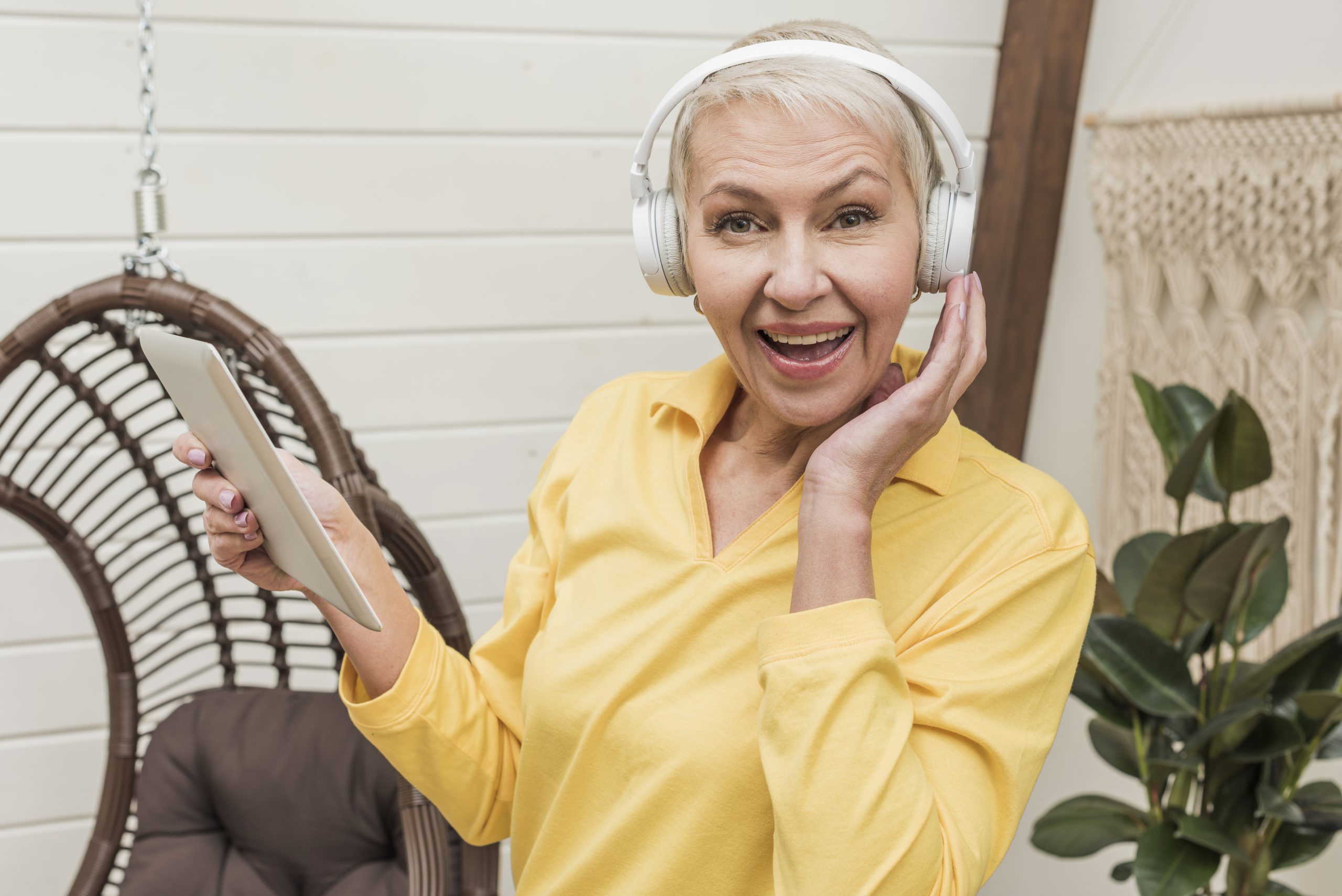 women listening podcast. MEDIjobs